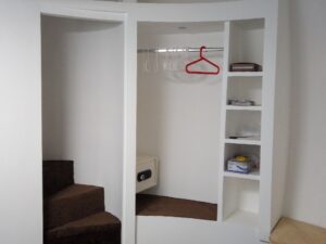 Купольный дом внутри фото — функциональное зонирование круглого дома.