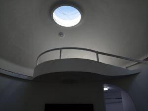 Интерьер купольного дома со вторым светом и панорамным видом.