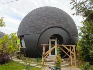 Большой купольный дом площадью 150 кв м с панорамным остеклением.