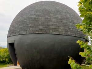 Стратодезический купольный дом из дерева для постоянного проживания.