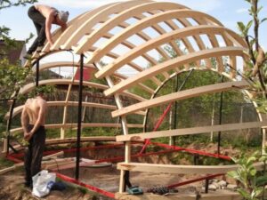 Монтаж каркаса купольного дома — профессиональная сборка домокомплекта.