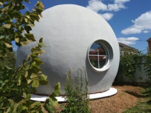 Геодезический купольный дом на свайном фундаменте — фото проекта.