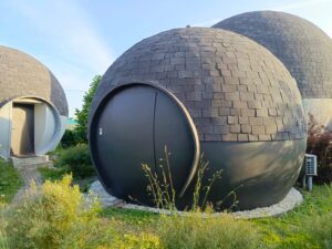 Круглый купольный дом на частном участке — цена строительства под ключ.