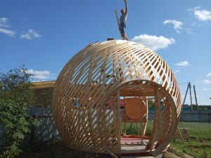 Процесс постройки купольного дома компании: от фундамента до купольной крыши.